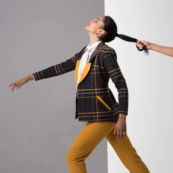 Recortado vista de hombre sosteniendo pelo de chica en blanco y gris - foto de stock