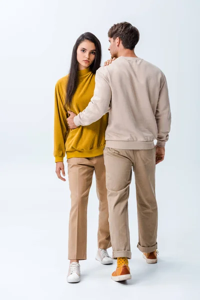 Uomo in piedi e toccante ragazza attraente su bianco — Stock Photo
