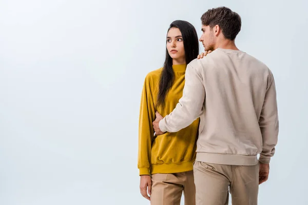 Bell'uomo in piedi e toccante bella donna isolata su bianco — Foto stock