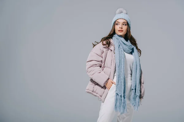 Belle fille élégante posant en manteau chaud, bonnet tricoté et écharpe, isolé sur gris — Photo de stock