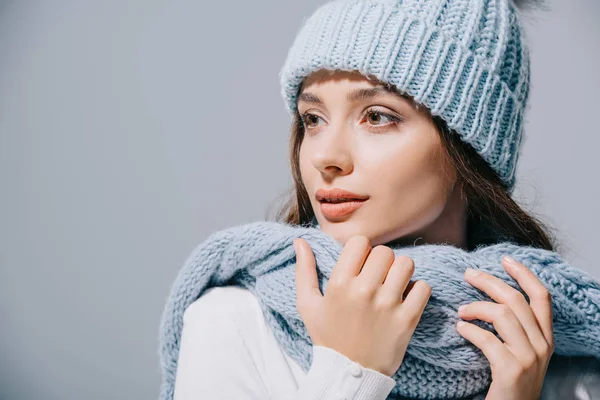 Belle fille tendre posant en bonnet tricoté bleu et écharpe, isolé sur gris — Photo de stock