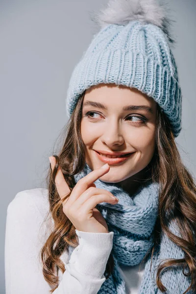 Hermosa chica alegre posando en azul sombrero de punto y bufanda, aislado en gris - foto de stock