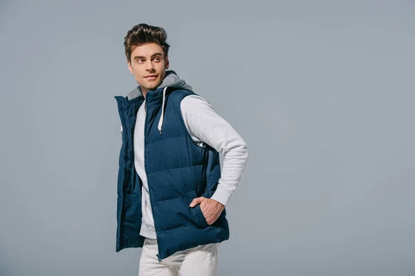 Bel homme élégant posant en gilet, isolé sur gris — Photo de stock