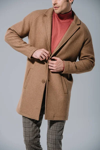 Vue recadrée de l'homme posant en manteau d'automne beige, isolé sur gris — Photo de stock