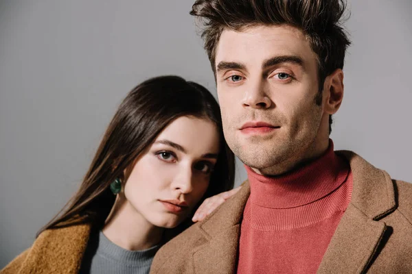 Beau couple à la mode posant en tenue d'automne, isolé sur gris — Photo de stock