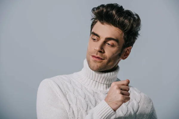 Guapo hombre de moda posando en suéter de punto blanco, aislado en gris - foto de stock