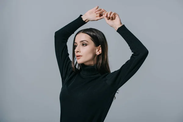 Schönes stylisches Model posiert in schwarzem Pullover, isoliert auf grau — Stockfoto