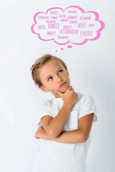 Nachdenkliches Kind berührt Gesicht nahe Gedankenblase mit Grußbuchstaben auf Weiß — Stockfoto
