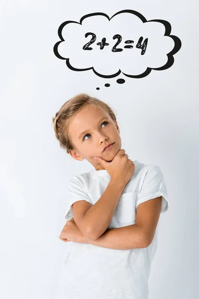 Enfant coûteux toucher le visage près de bulle de pensée avec des chiffres sur blanc — Photo de stock