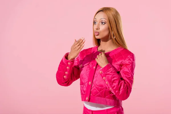 Stylische afrikanisch-amerikanische Frau mit Entengesicht schaut isoliert auf rosa, Modepuppenkonzept weg — Stockfoto