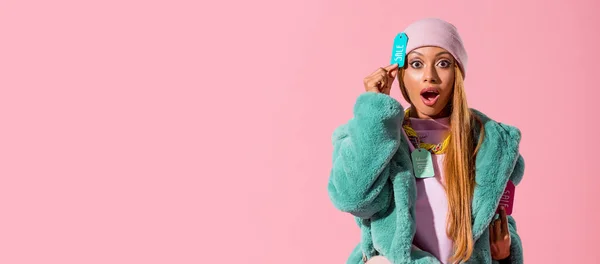 Panoramische Aufnahme aufgeregter, trendiger afrikanisch-amerikanischer Frau, die ein Label mit Verkaufsaufschrift berührt, isoliert auf rosa, Modepuppenkonzept — Stockfoto