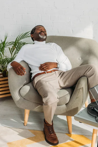 Homem americano africano sênior em roupa elegante dormindo em poltrona — Fotografia de Stock