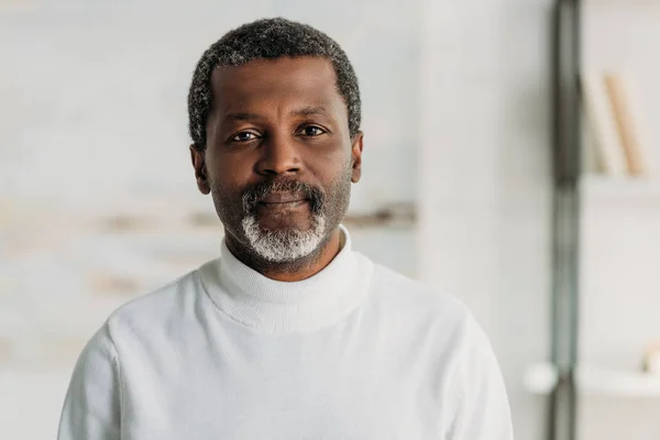Älterer, selbstbewusster afrikanisch-amerikanischer Mann blickt in Kamera — Stockfoto