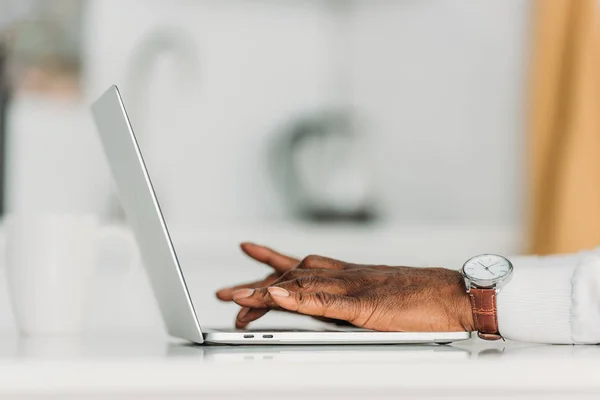 Обрізаний вид афроамериканця, що друкує на ноутбуці — стокове фото