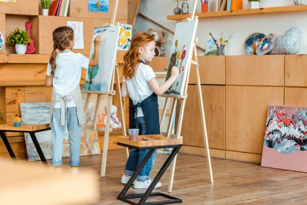 Messa a fuoco selettiva di cute bambini in piedi e pittura nella scuola d'arte — Foto stock