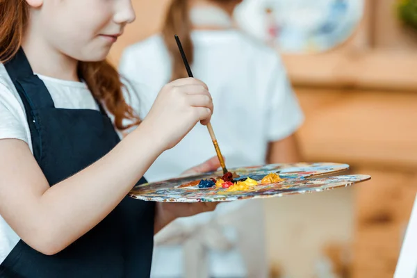 Обрізаний вид милого малюнка дитини в художній школі поблизу дитини — стокове фото