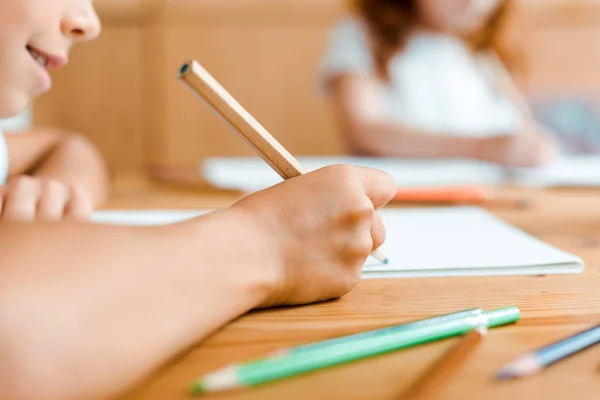 Ausgeschnittene Ansicht von Kinderzeichnungen auf Papier in der Kunstschule — Stockfoto