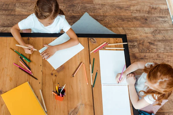 Vista dall'alto di bambini carino disegno su carte — Foto stock