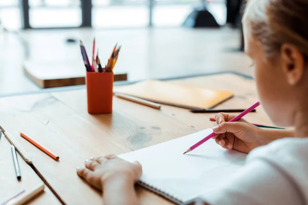 Vista ritagliata di disegno bambino su carta con matita a colori — Foto stock