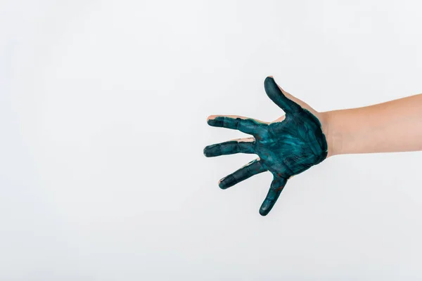 Vue recadrée de l'enfant avec de la peinture bleue à la main isolé sur blanc — Photo de stock