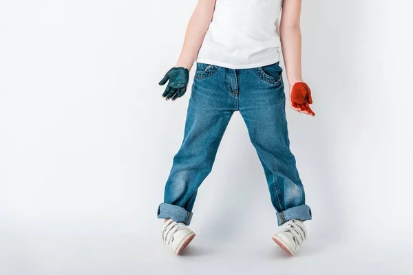 Vista ritagliata di bambino con vernice blu e rossa su mani su bianco — Foto stock