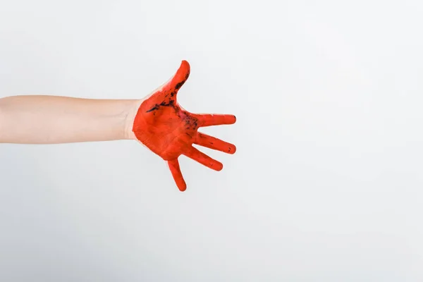 Vista recortada de niño con pintura roja en la mano aislado en blanco - foto de stock