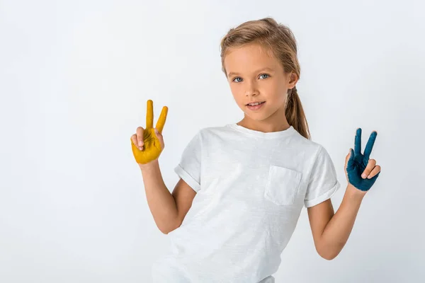 Fröhliches Kind mit Farbe an den Händen, das Friedenszeichen isoliert auf Weiß zeigt — Stockfoto