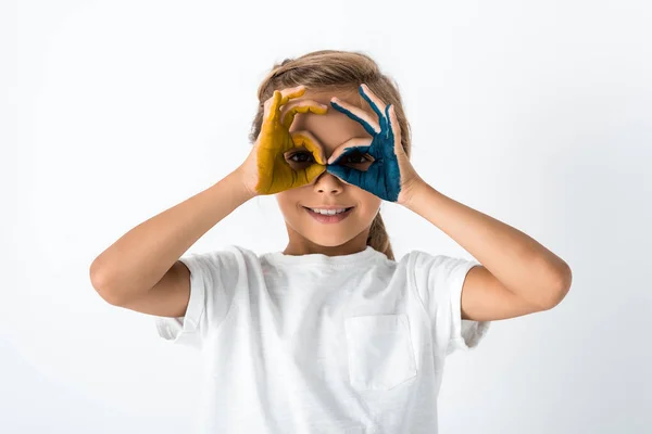 Enfant gai montrant ok signe tout en couvrant le visage isolé sur blanc — Photo de stock
