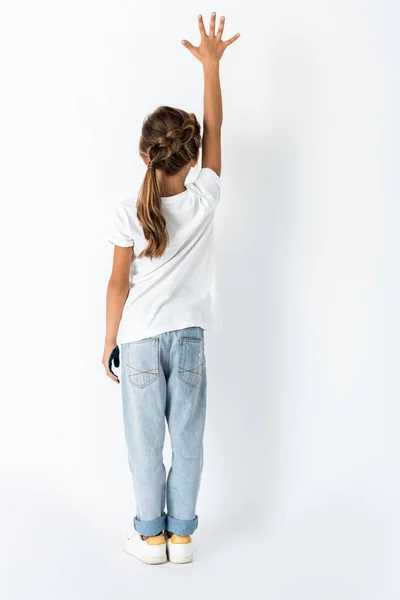 Visão traseira da criança com a mão acima da cabeça em pé no branco — Fotografia de Stock