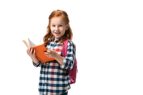 Fröhliches rothaariges Kind mit orangefarbenem Buch auf weißem Hintergrund — Stockfoto