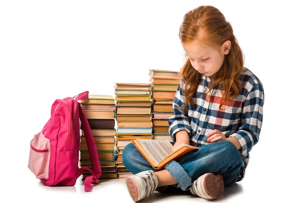 Bonito ruiva estudante sentado perto de livros e mochila rosa no branco — Fotografia de Stock