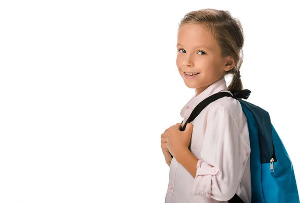 Веселый школьник трогает рюкзак и улыбается изолированно на белом — стоковое фото