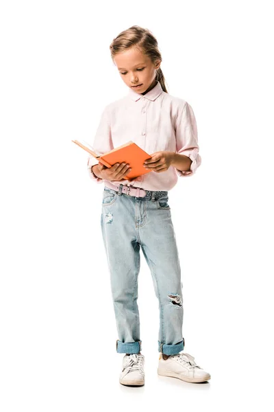 Nettes Schulkind mit orangefarbenem Buch im Stehen auf weiß — Stockfoto