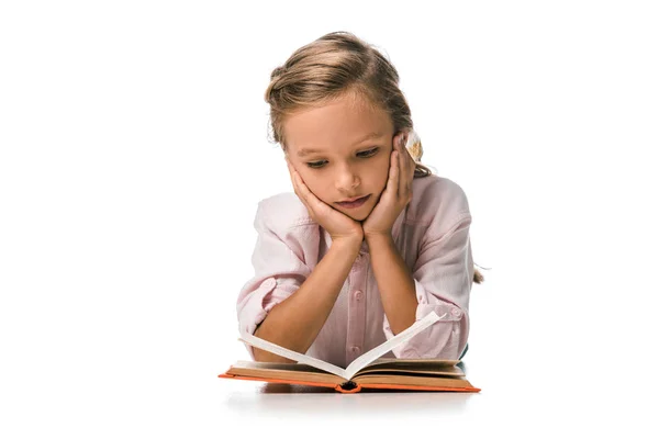 Милий школяр читає книгу на білому — стокове фото