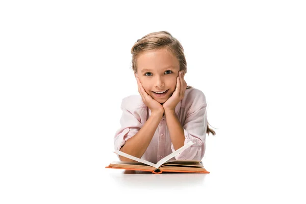 Feliz escolar sonriendo cerca de libro en blanco - foto de stock