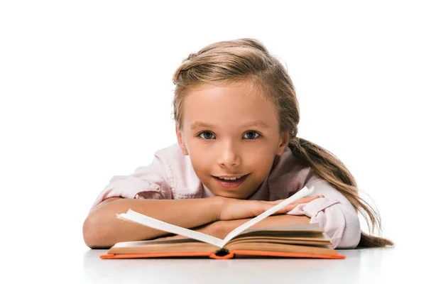Niedliche und glückliche Kind lächelt in der Nähe Buch auf weiß — Stockfoto