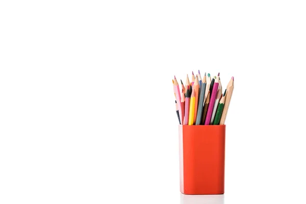Porte-stylo avec crayons multicolores sur blanc — Photo de stock