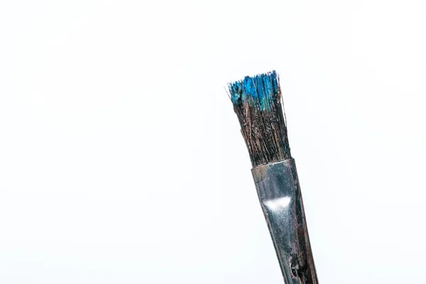 Primo piano di pennello con vernice blu isolata su bianco — Foto stock