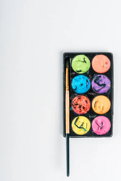 Vue du dessus de la palette avec peinture aquarelle colorée isolée sur blanc — Photo de stock