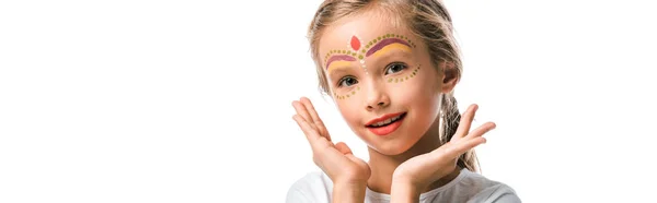 Plano panorámico de niño feliz con pintura de la cara sonriendo aislado en blanco - foto de stock