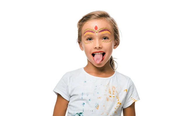Позитивна дитина з малюнком обличчя приклеює язик ізольовано на білому — стокове фото