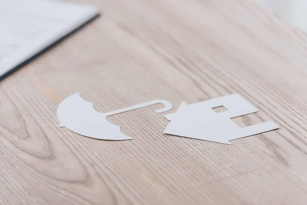 Maison en papier blanc et parapluie sur bureau en bois — Photo de stock