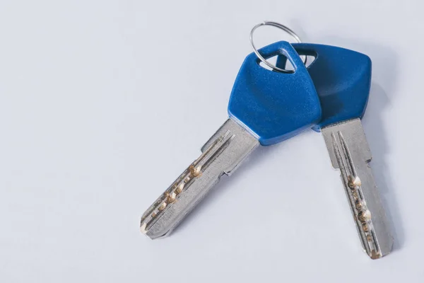 Top view of two house keys on white surface — Stock Photo