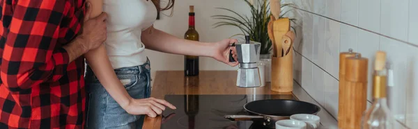 Vista recortada del hombre tocando novia haciendo café en cafetera géiser, imagen horizontal - foto de stock