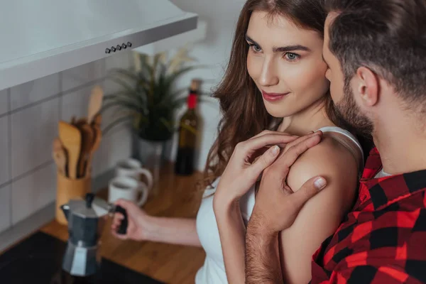 Giovane uomo toccare spalla di bella fidanzata fare il caffè in geyser caffettiera — Foto stock