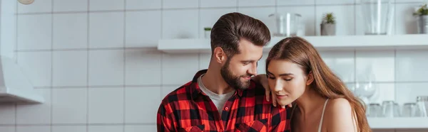 Tiro panorâmico de feliz jovem casal na cozinha — Fotografia de Stock