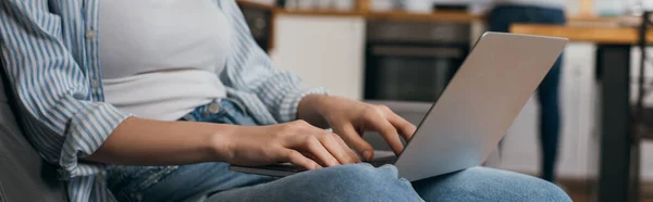 Vista cortada de freelancer trabalhando no laptop em casa, imagem horizontal — Fotografia de Stock