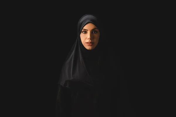 Красива мусульманка дивиться на камеру ізольовано на чорному — стокове фото