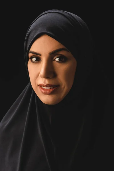Retrato de un hermoso refugiado musulmán en hiyab aislado en negro - foto de stock
