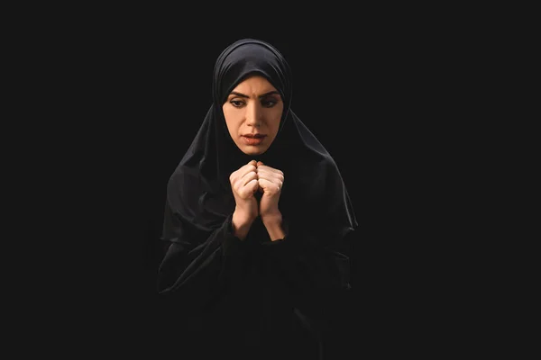 Грустный мусульманин-беженец смотрит в сторону, изолированный от черного — стоковое фото